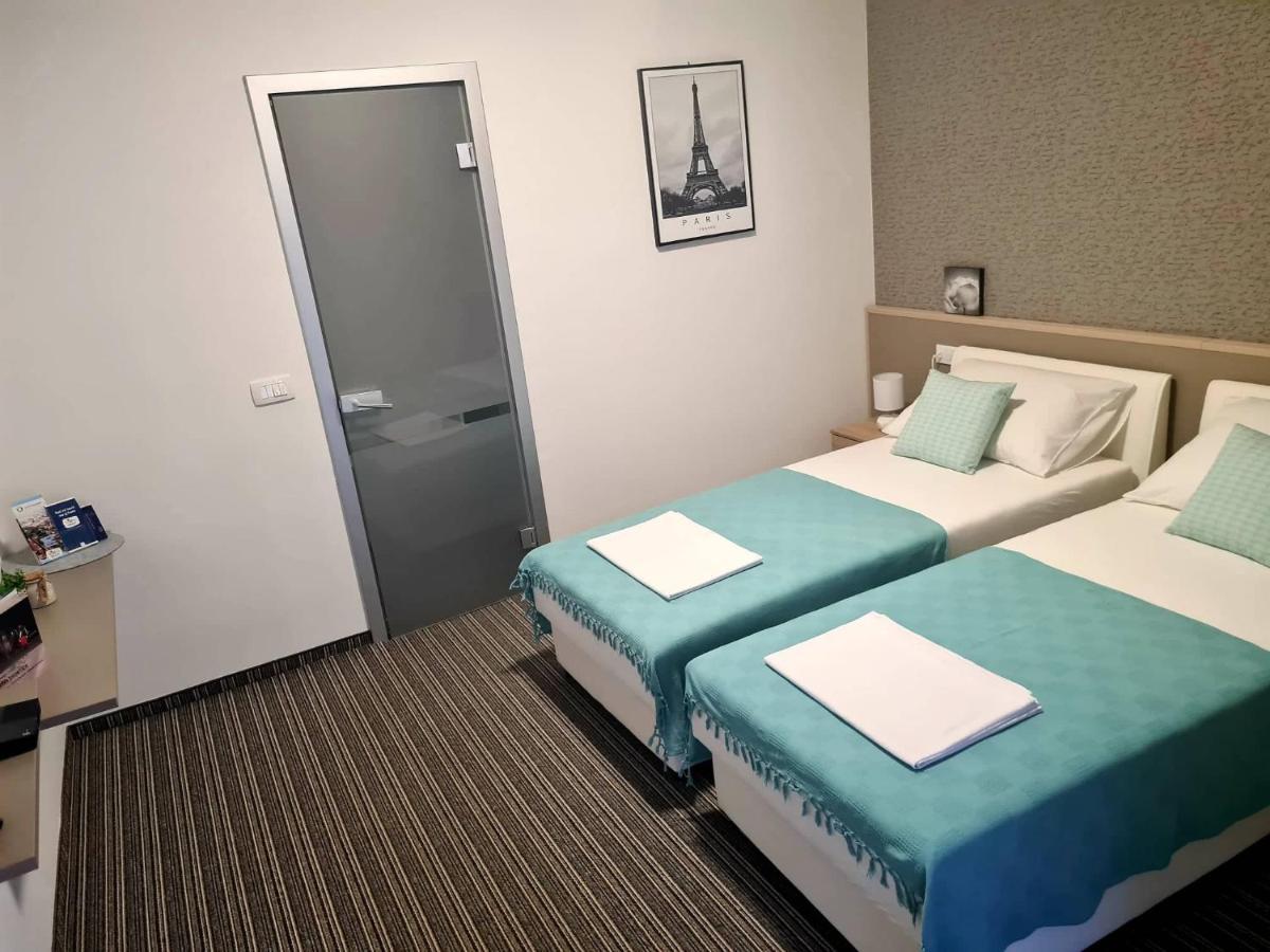 Bonitos, Sobe-Rooms 斯拉沃尼亚布罗德 外观 照片