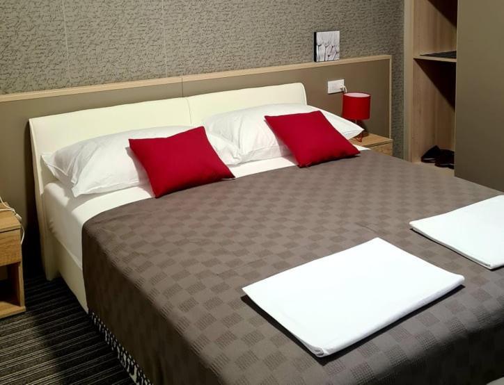 Bonitos, Sobe-Rooms 斯拉沃尼亚布罗德 外观 照片